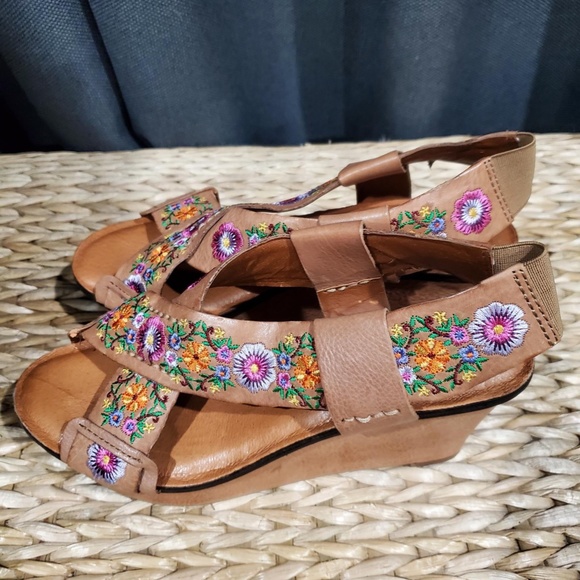 Lucky Brand Tan Leather Wedges - Size 7.5 - Picture 2 of 5